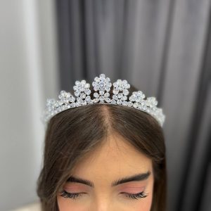 تاج عروس نقره‌ای گل‌نگین