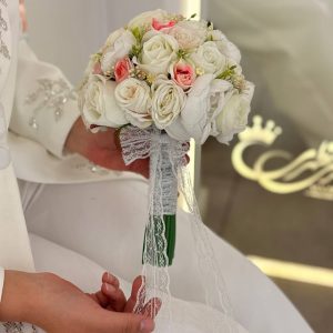 دسته گل رز نباتی و پیونی