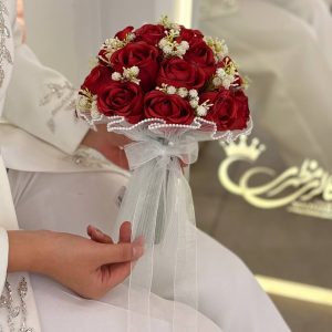 دسته گل رزقرمز و عروس